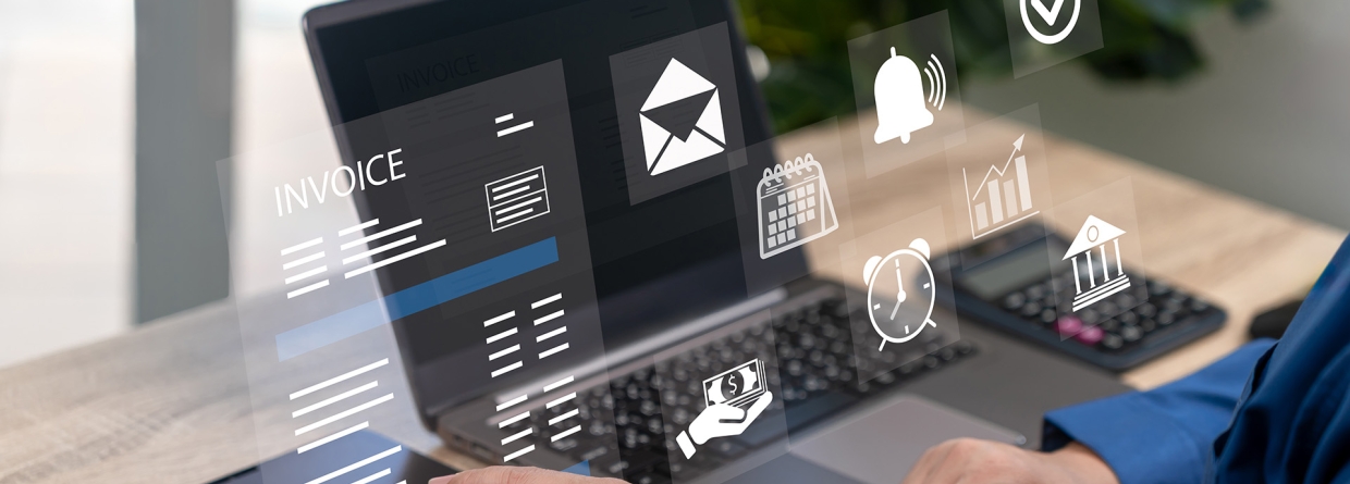 Zakenman achter laptop met icoontjes van budget en financiën