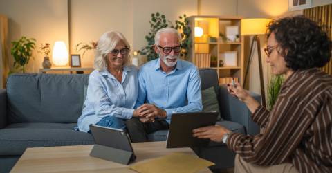 Een ouder stel krijgt advies van een vrouwelijke adviseur